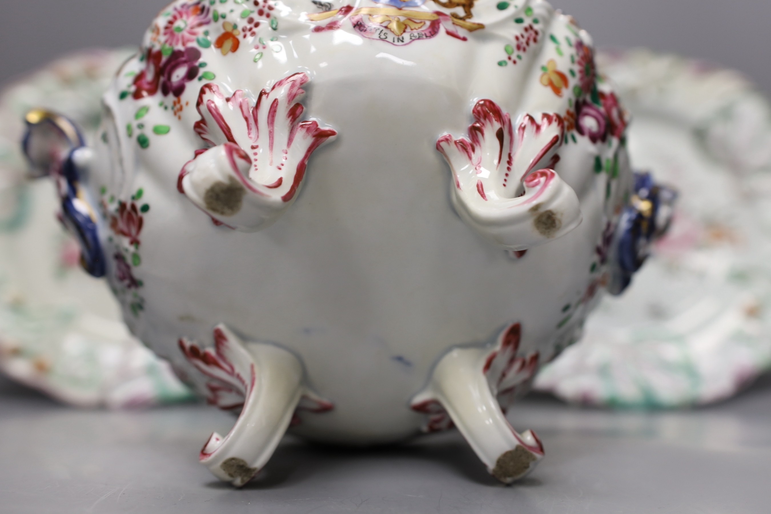 A Sampson lidded tureen and a pair of Chelsea dishes, dish diameter 23cm